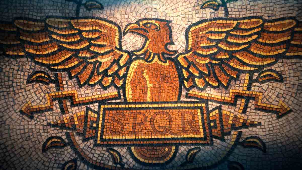 פסיפס עם הנשר הרומאי וכיתוב SPQR