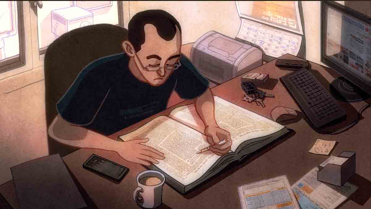 אליעזר טולדו לומד תלמוד במשרד בתל-אביב